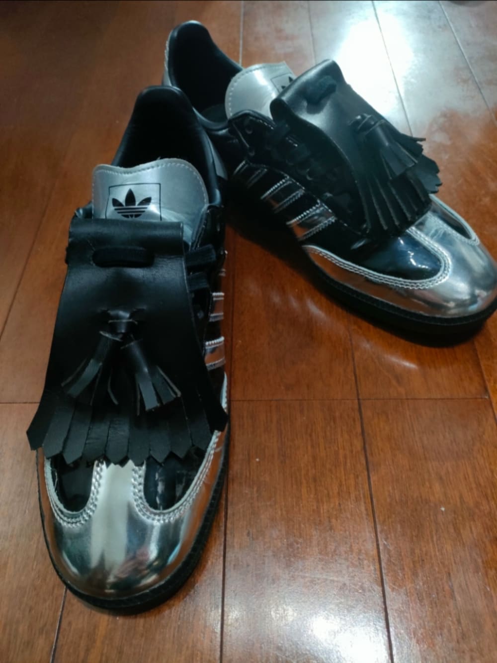 ブラック系のスニーカーを着用したメンズの冬コーディネートの2枚目の写真