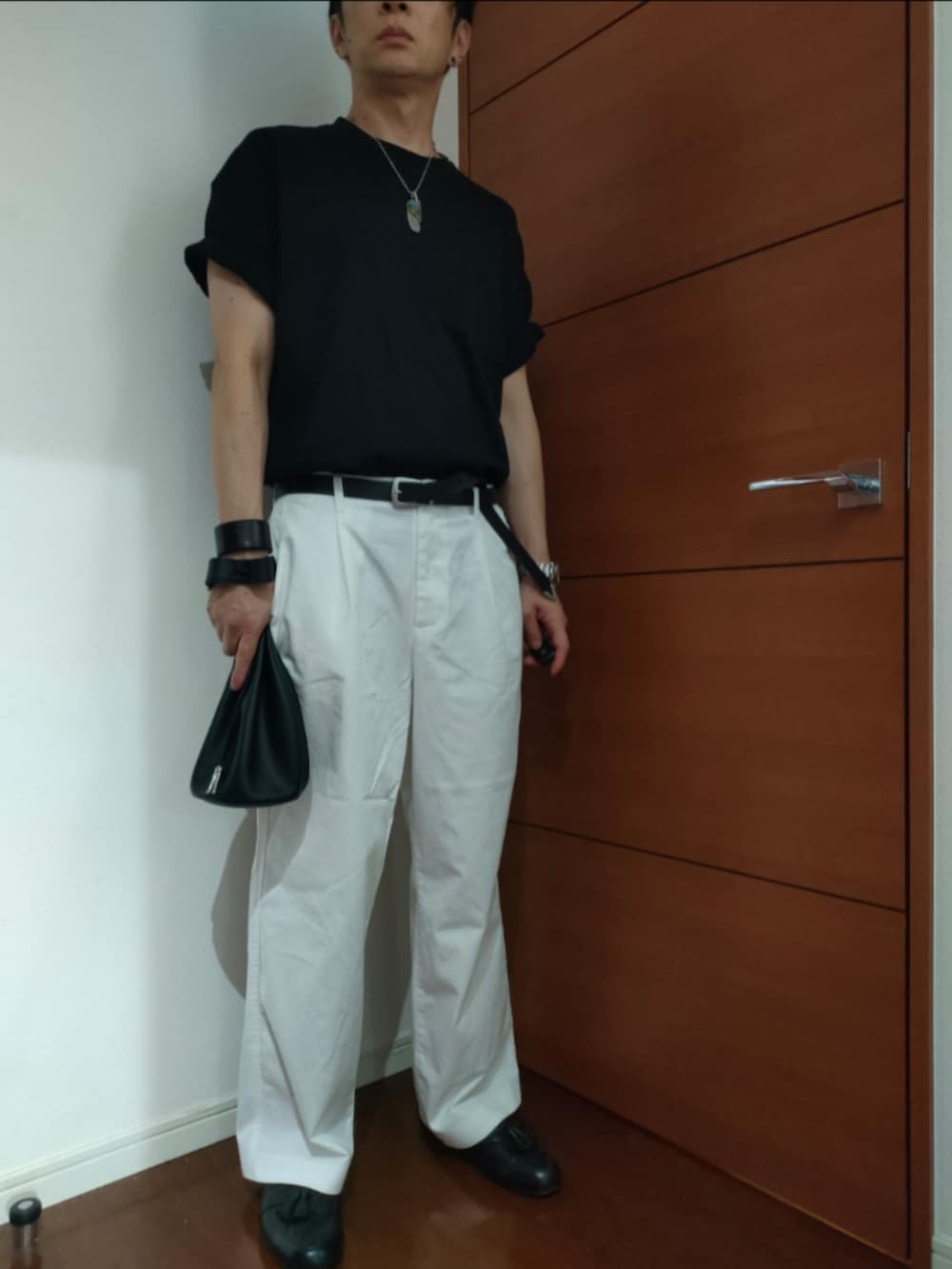 ブラック系のTシャツ/カットソーを着用したメンズの夏コーディネートの2枚目の写真