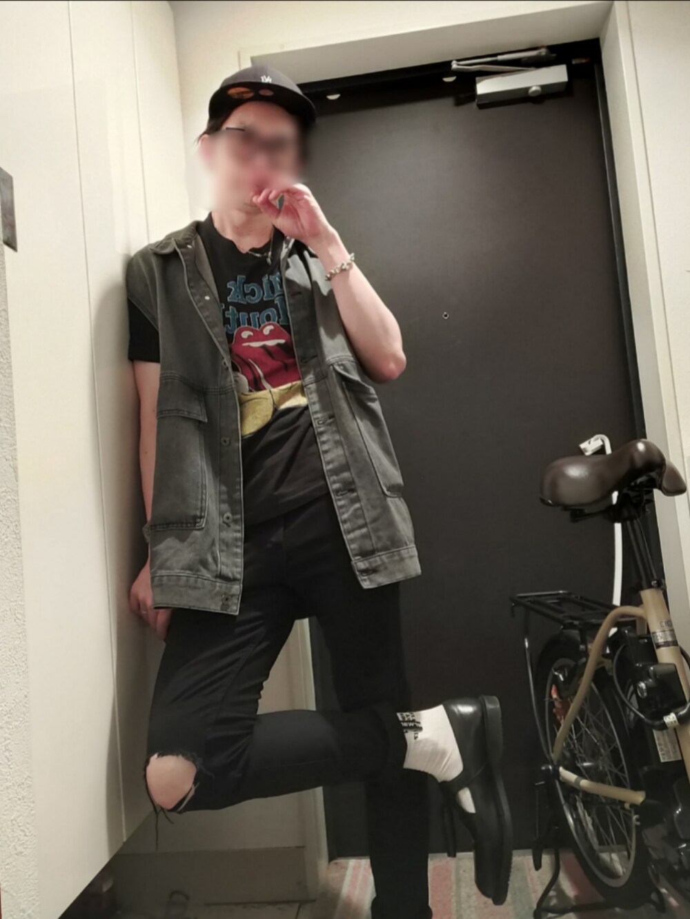 ブラック系のローファー、ブラック系のデニムパンツ、シルバー系のアナログ腕時計を着用したメンズの春コーディネートの3枚目の写真