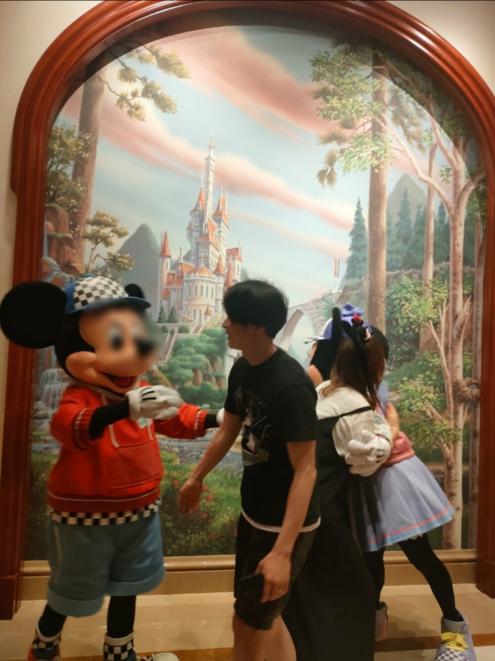 ブラック系のスニーカー、ブラック系のスニーカー、ブラック系のその他パンツを着用したメンズの春コーディネートの2枚目の写真