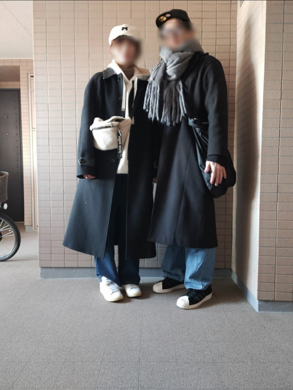 ブラック系のスニーカーを着用したメンズの冬コーディネートの2枚目の写真