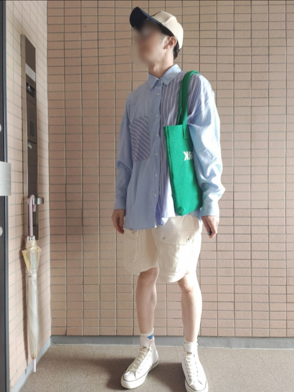 ホワイト系のスニーカー、ホワイト系のソックス/靴下を着用したメンズの春コーディネートの2枚目の写真