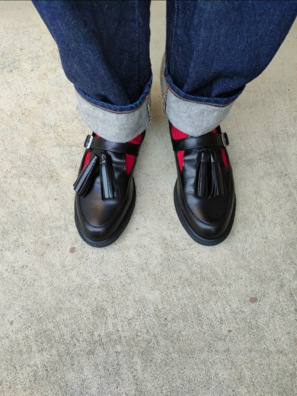 ブルー系のデニムジャケット、ブルー系のデニムパンツ、レッド系のジャージを着用したメンズの春コーディネートの3枚目の写真