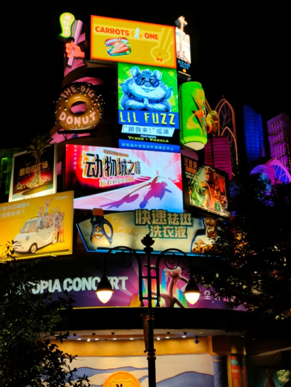 ブラック系のシャツ/ブラウス、ブラック系のその他パンツ、ブラック系のスニーカーを着用したメンズの春コーディネートの5枚目の写真