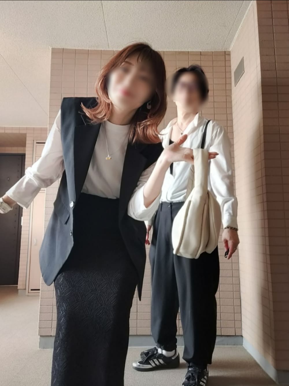 ブラック系のスニーカー、ブラック系のスラックス、ホワイト系のシャツ/ブラウスを着用したメンズの春コーディネートの2枚目の写真