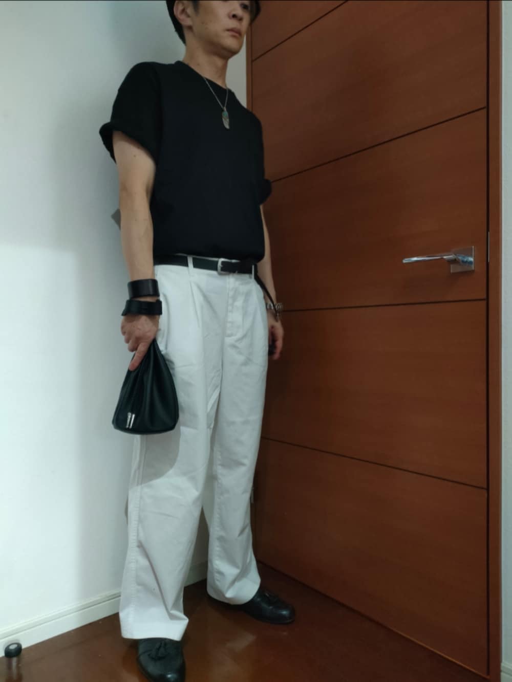 ブラック系のTシャツ/カットソーを着用したメンズの夏コーディネートの3枚目の写真