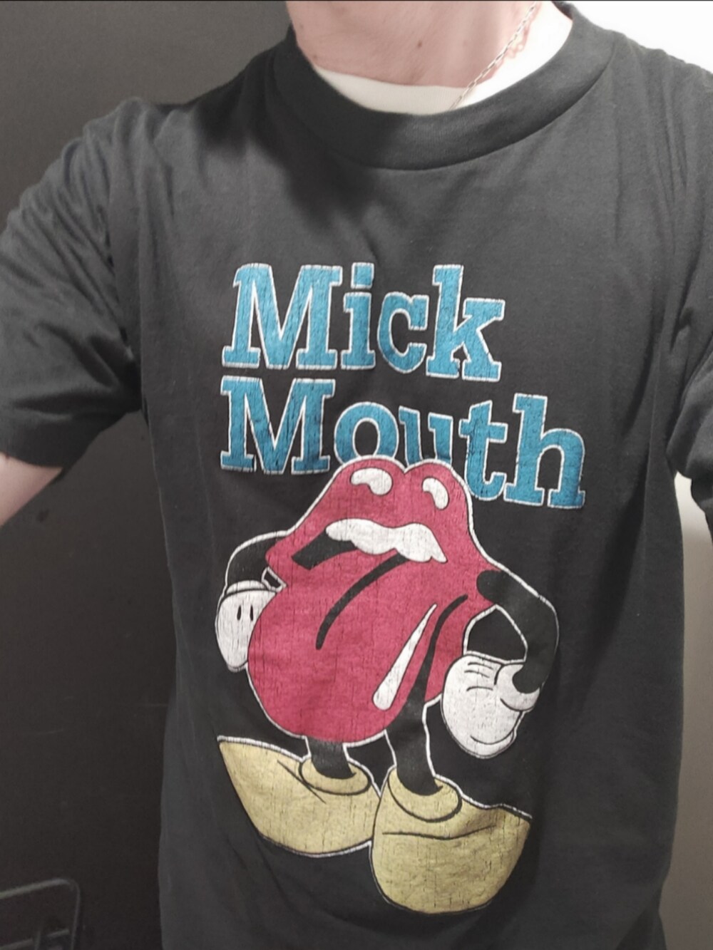 ブラック系のローファー、ブラック系のデニムパンツ、シルバー系のアナログ腕時計を着用したメンズの春コーディネートの4枚目の写真