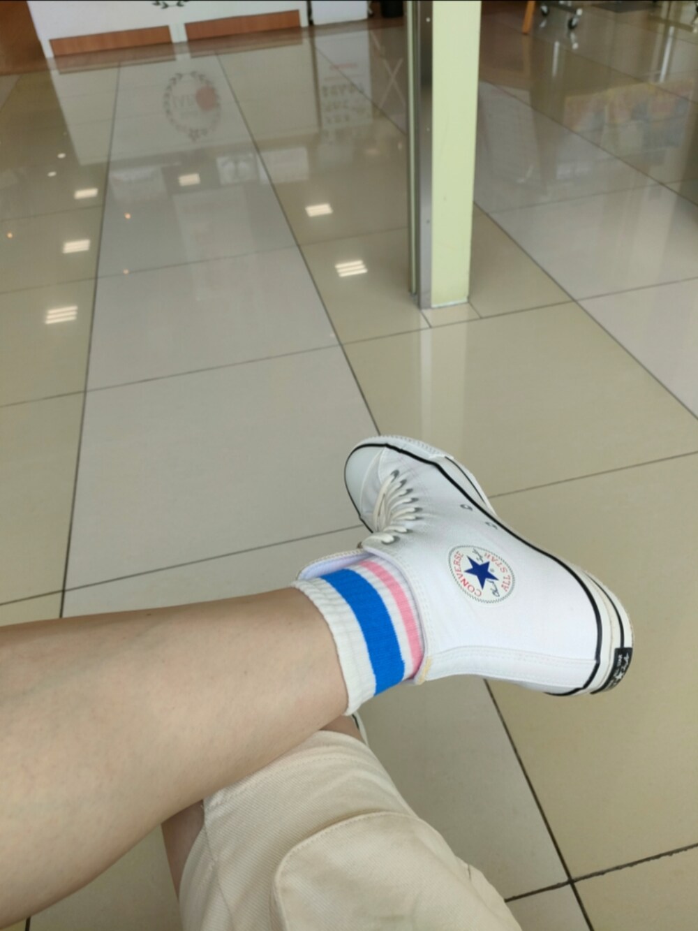 ホワイト系のスニーカー、ホワイト系のソックス/靴下を着用したメンズの春コーディネートの3枚目の写真