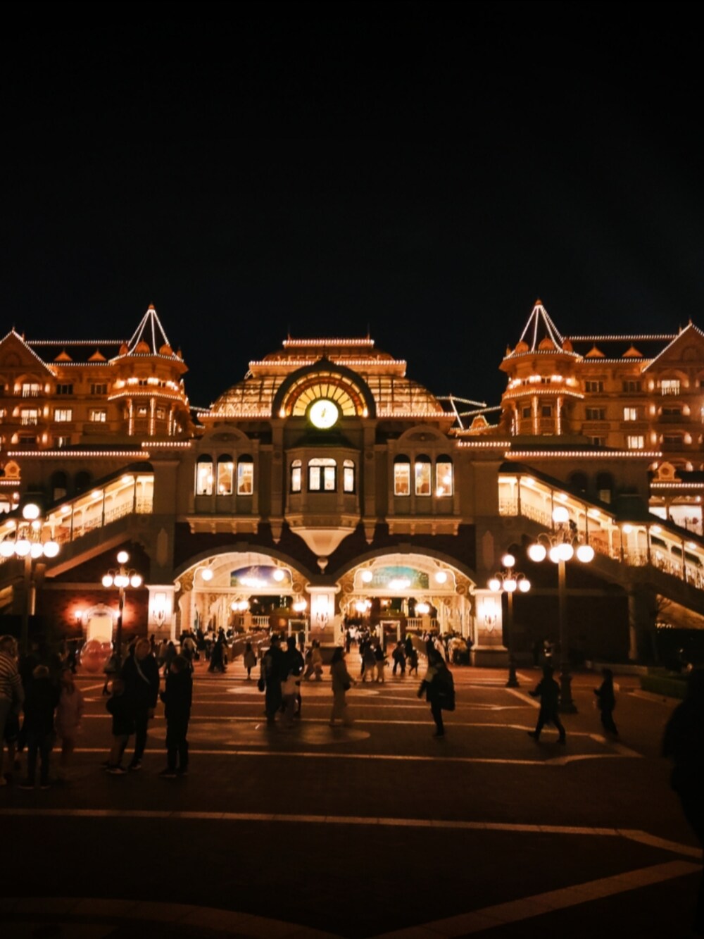 ホワイト系のスニーカー、ブラック系のスカート、ブラック系のショルダーバッグを着用したメンズの春コーディネートの4枚目の写真