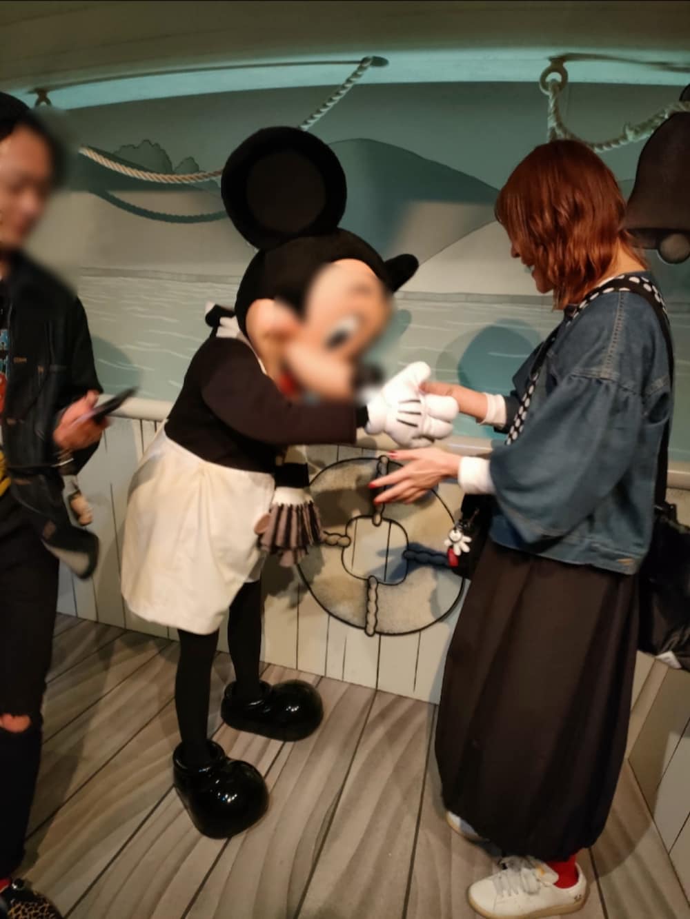 ホワイト系のスニーカー、ブラック系のスカート、ブラック系のショルダーバッグを着用したメンズの春コーディネートの2枚目の写真