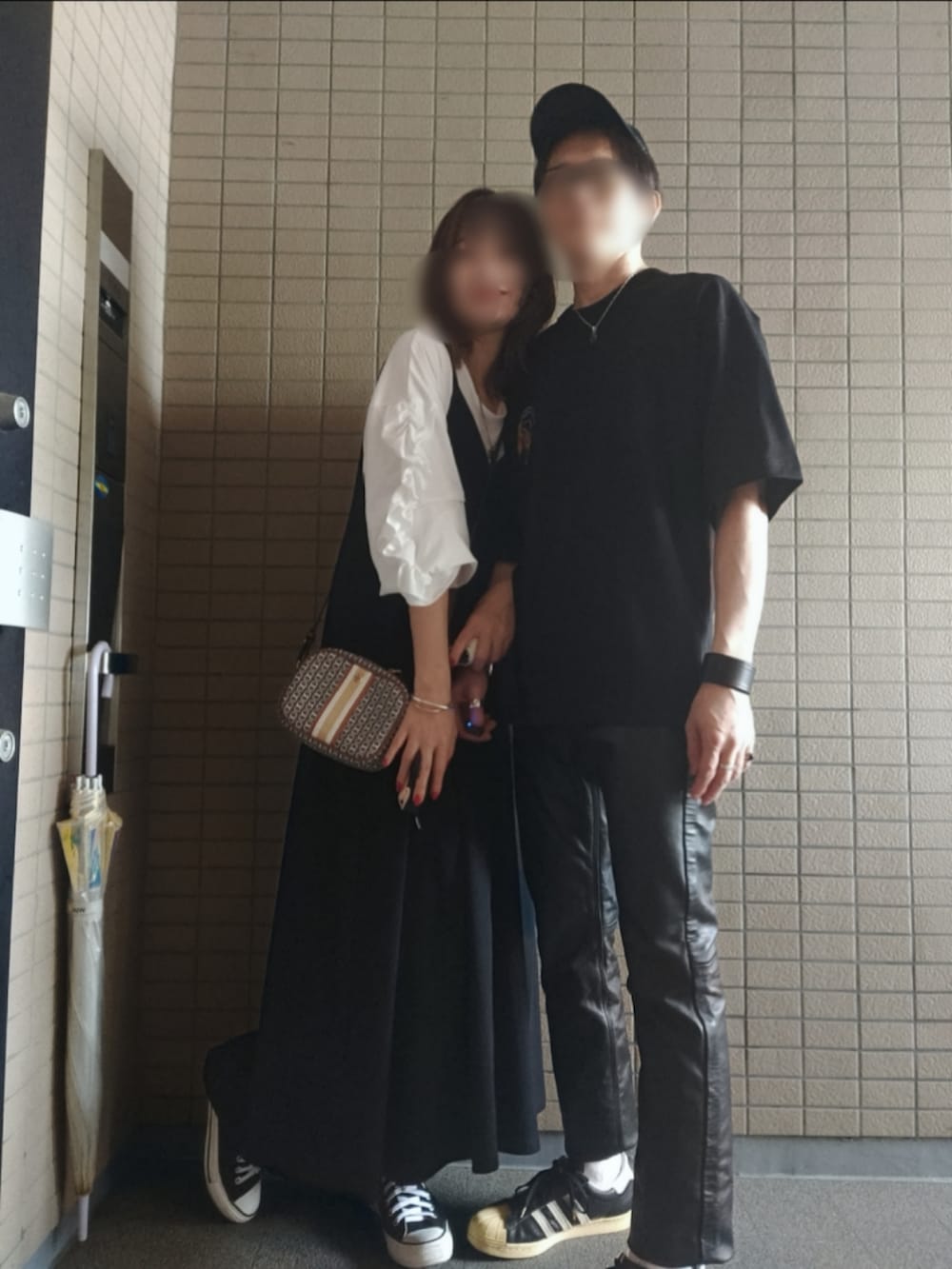 ブラック系のスニーカー、ブラウン系のショルダーバッグ、ブラック系のTシャツ/カットソーを着用したメンズの春コーディネートの3枚目の写真