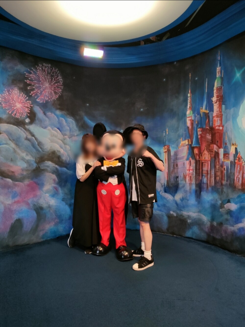 ブラック系のシャツ/ブラウス、ブラック系のその他パンツ、ブラック系のスニーカーを着用したメンズの春コーディネートの4枚目の写真