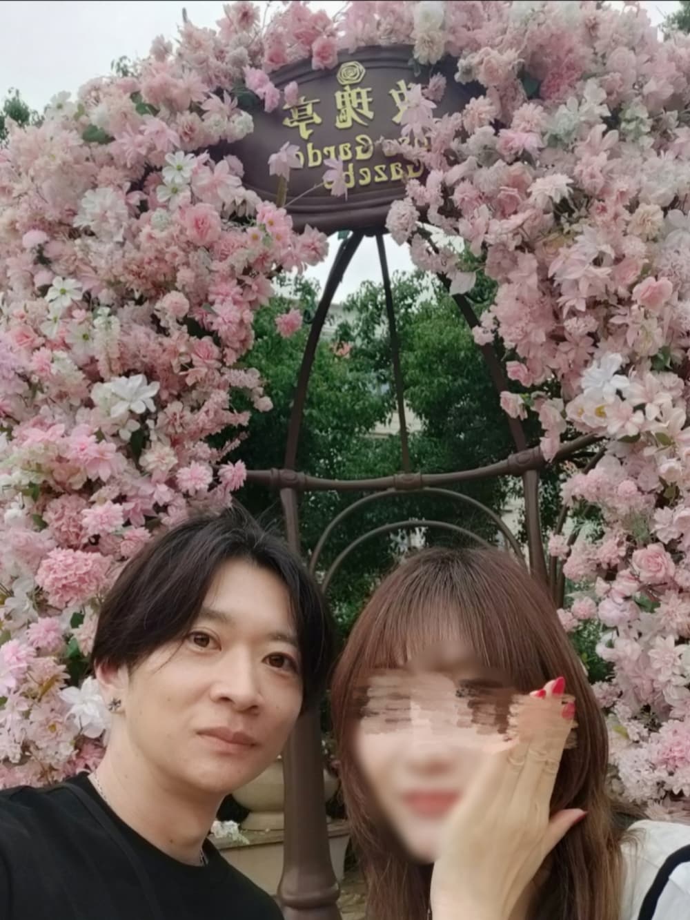 ブラック系のスニーカー、ブラック系のスニーカー、ブラック系のその他パンツを着用したメンズの春コーディネートの3枚目の写真