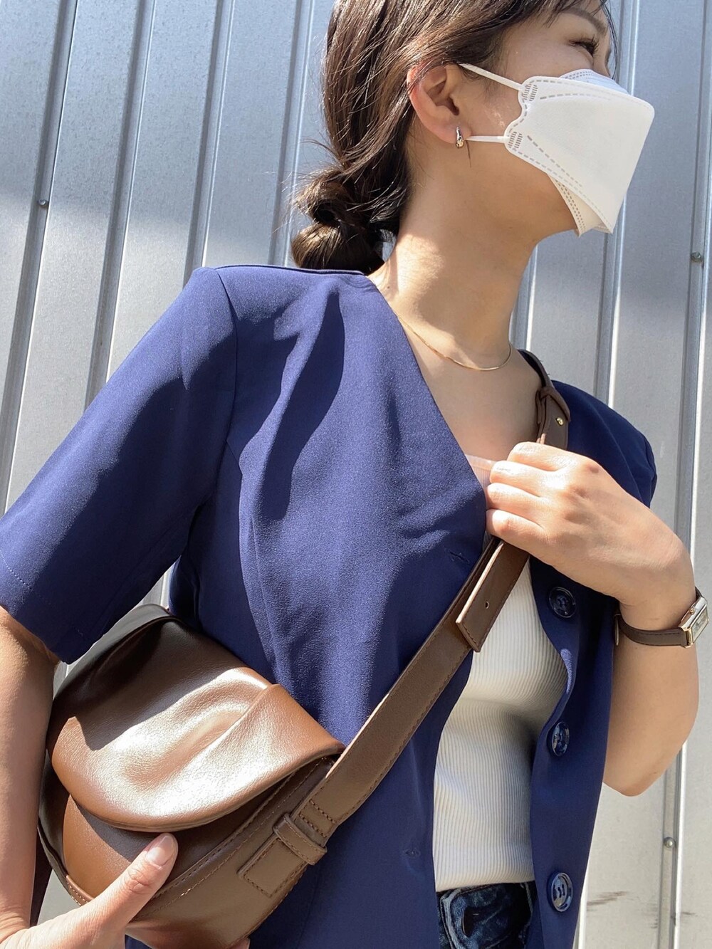 ホワイト系のサンダル、ブラウン系のショルダーバッグ、ブルー系のシャツ/ブラウスを着用したレディースの春コーディネートの3枚目の写真