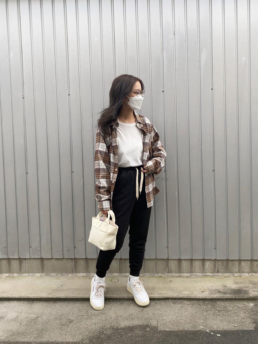 「メガネ女子、めがね、チェックシャツ、秋コーデ、スウェット、スウェットパンツ、スニーカー、韓国ファッション、韓国」｜「autryのアイテム（スニーカー、ホワイト系）」を使った、fullmoonさん（レディース・157cm）の秋コーディネートの2枚目の写真