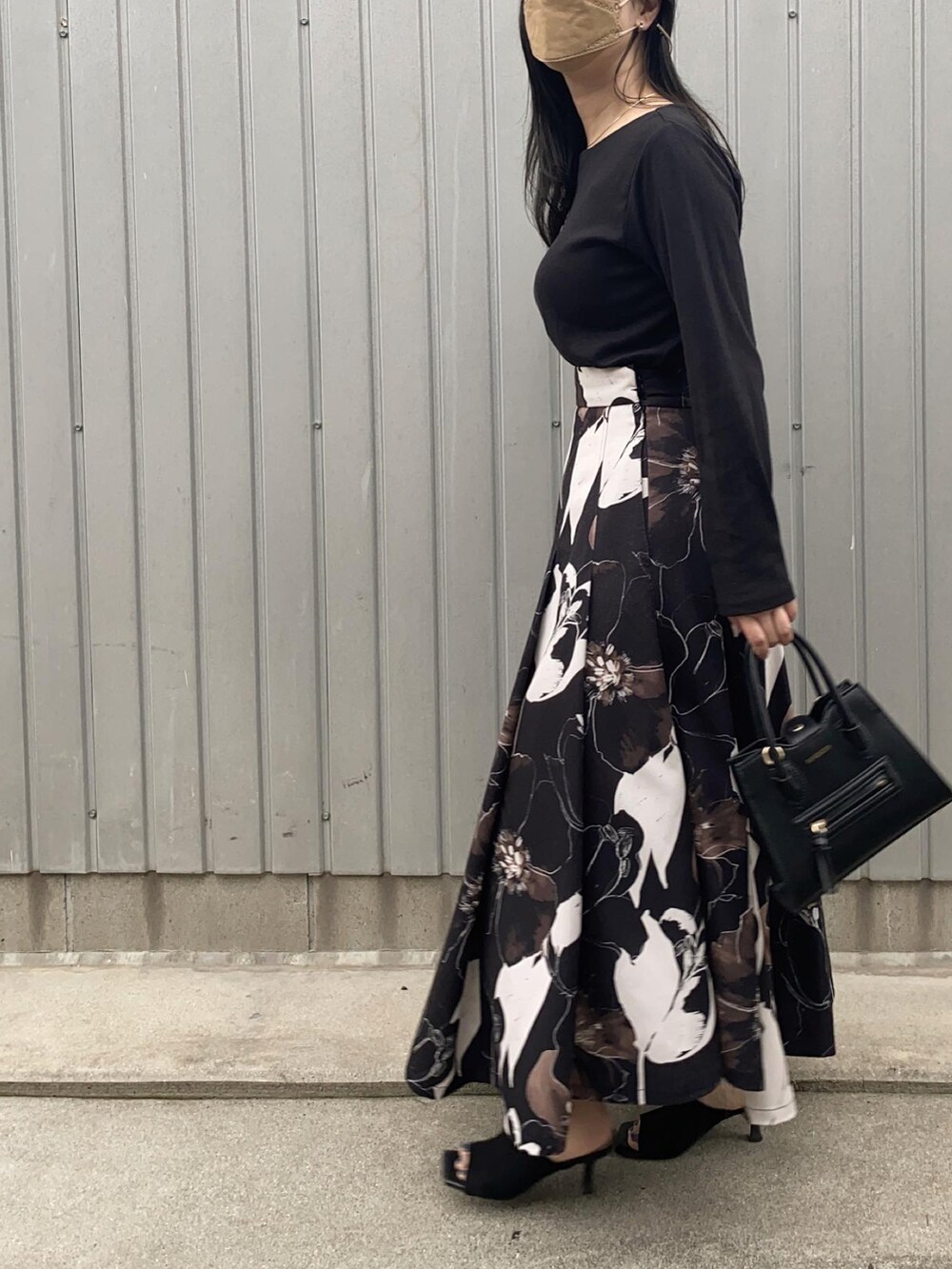 ブラック系のTシャツ/カットソー、ブラック系のスカート、ブラック系のショルダーバッグを着用したレディースの春コーディネートの2枚目の写真