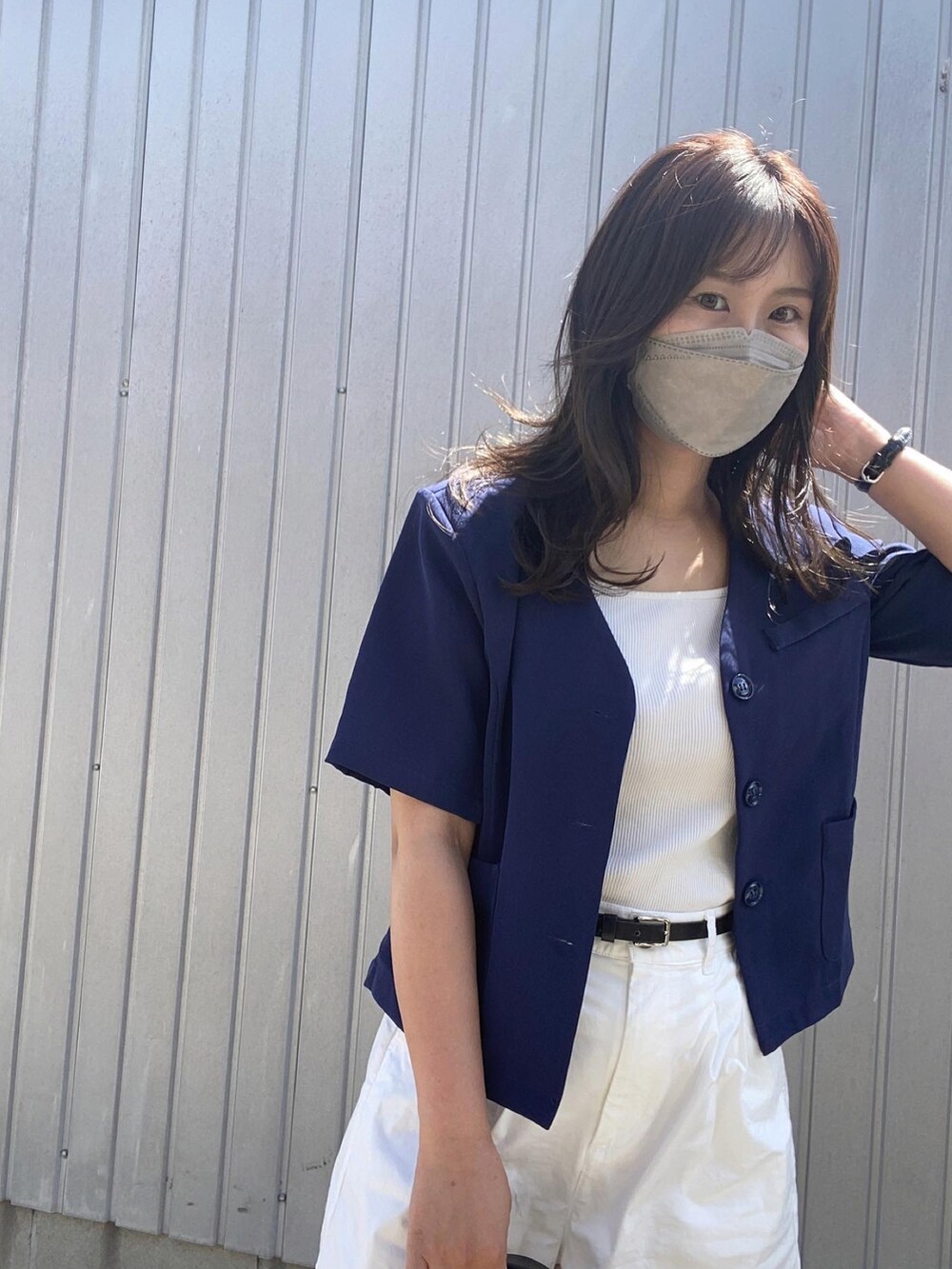 ブルー系のシャツ/ブラウス、ホワイト系のその他パンツ、ブラック系のハンドバッグを着用したレディースの夏コーディネートの2枚目の写真