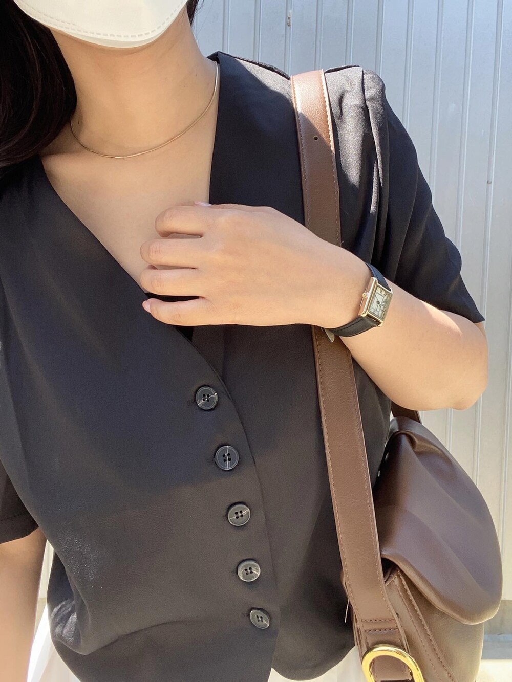 ブラック系のパンプス、ブラック系のシャツ/ブラウス、ホワイト系のスカートを着用したレディースの春コーディネートの3枚目の写真