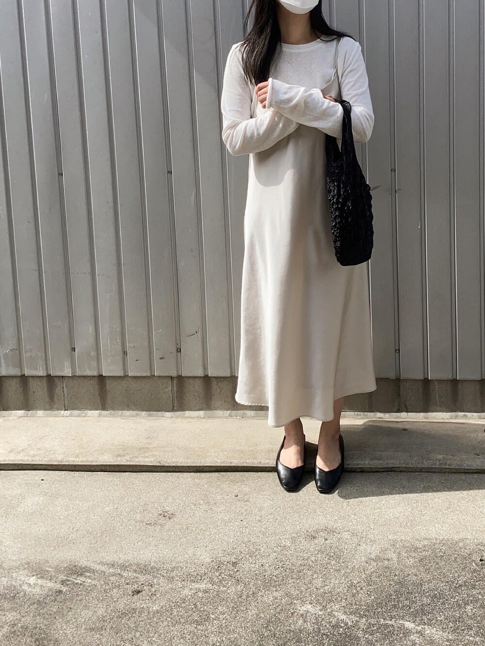 「シンプル、韓国ファッション、オトナカジュアル、淡色モノトーン、サテンワンピース、モノトーン、モノトーンコーデ」｜「SHIENのアイテム（Tシャツ/カットソー、ホワイト系）」を使った、fullmoonさん（レディース・157cm）の春コーディネートの2枚目の写真