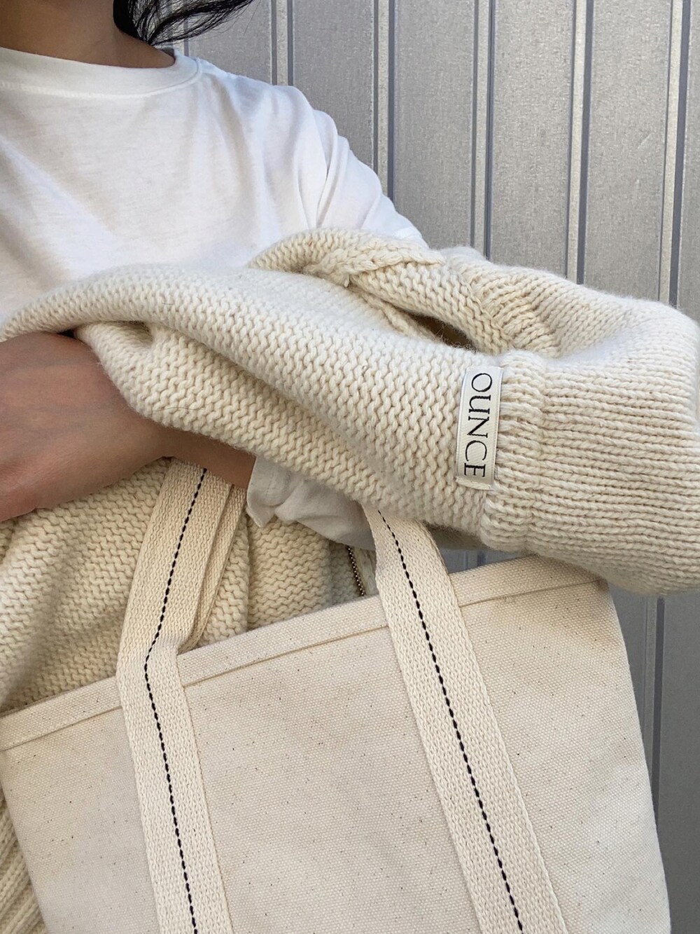 「韓国ファッション、韓国、ounce、autry、ジップアップニット、スニーカー」｜「ounceのアイテム（ニット/セーター、ホワイト系）」を使った、fullmoonさん（レディース・157cm）の秋コーディネートの2枚目の写真
