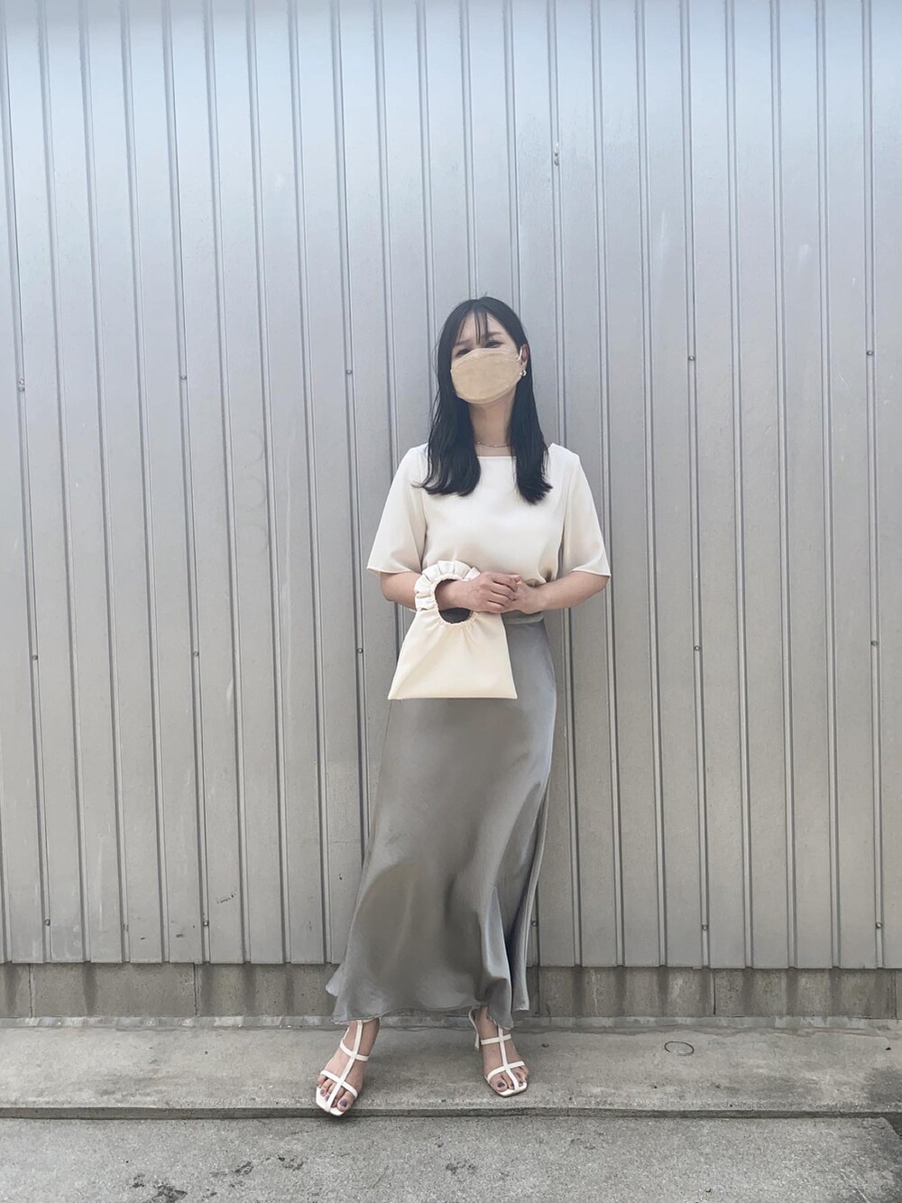 ベージュ系のシャツ/ブラウス、ホワイト系のハンドバッグ、グリーン系のスカートを着用したレディースの春コーディネートの2枚目の写真