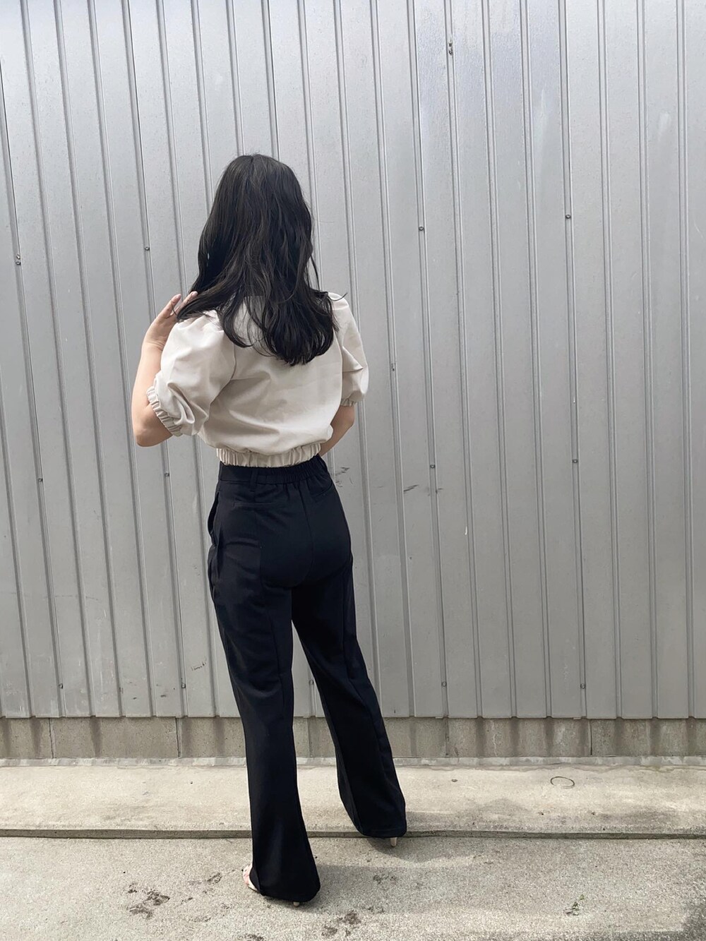 ベージュ系のシャツ/ブラウス、ブラック系のショルダーバッグ、ブラック系のスラックスを着用したレディースの春コーディネートの3枚目の写真