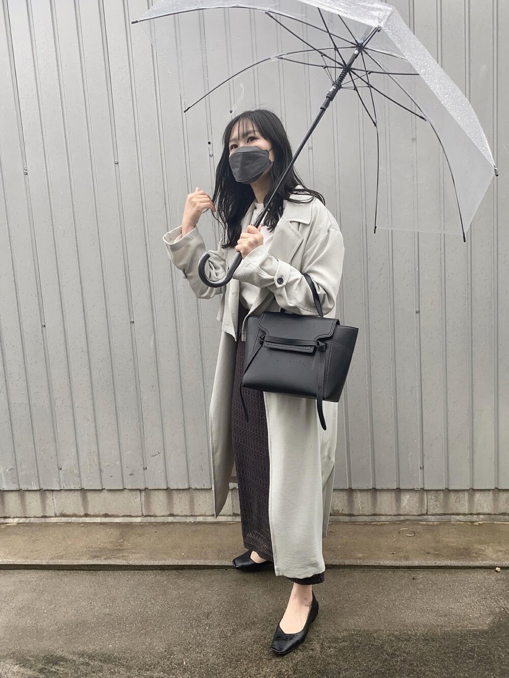 「雨の日コーデ、雨、スプリングコート、ミントグリーン、ロングコート、タイトスカート、モノトーン、淡色モノトーン」｜「abahouse mavieのｳﾞｨﾝﾃｰｼﾞﾂｲﾙﾚｲﾔｰﾄﾞｺｰﾄ（トレンチコート、グリーン系）」を使った、fullmoonさん（レディース・157cm）の春コーディネートの2枚目の写真