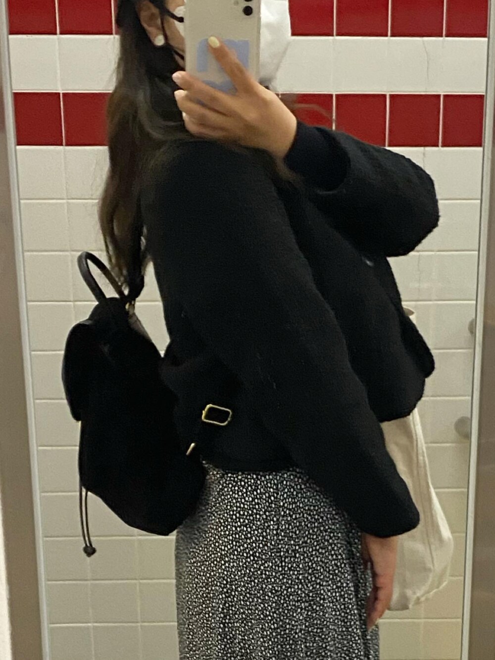 ブラック系のテーラードジャケット、ホワイト系のエコバッグ/サブバッグ、ブラック系のワンピースを着用したレディースの春コーディネートの2枚目の写真