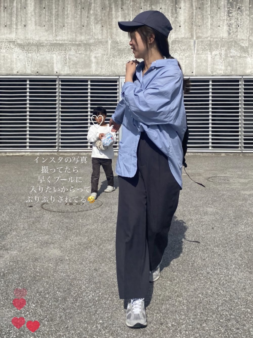 「韓国ファッション、韓国、ニューバランス、カジュアル、スニーカー、ブルーシャツ、休日スタイル」｜「JANSPORTのJANSPORT BIG STUDENT（バックパック/リュック、ブラック系）」を使った、fullmoonさん（レディース・157cm）の春コーディネートの2枚目の写真