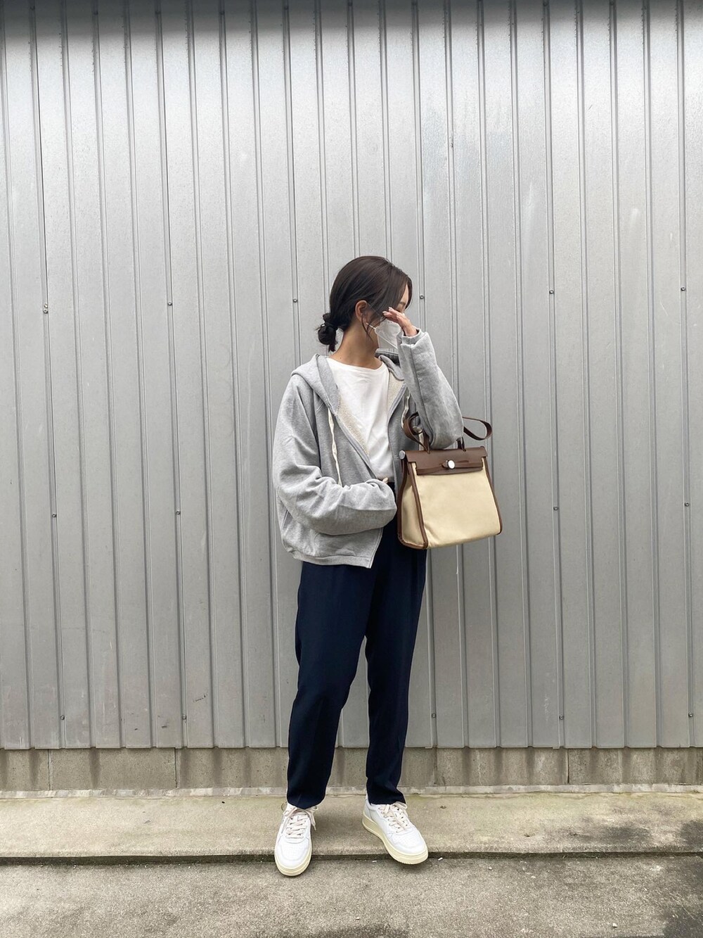 「韓国ファッション、韓国、オートリー、autry、パーカー、フーディー」｜「autryのアイテム（スニーカー、ホワイト系）」を使った、fullmoonさん（レディース・157cm）の秋コーディネートの2枚目の写真