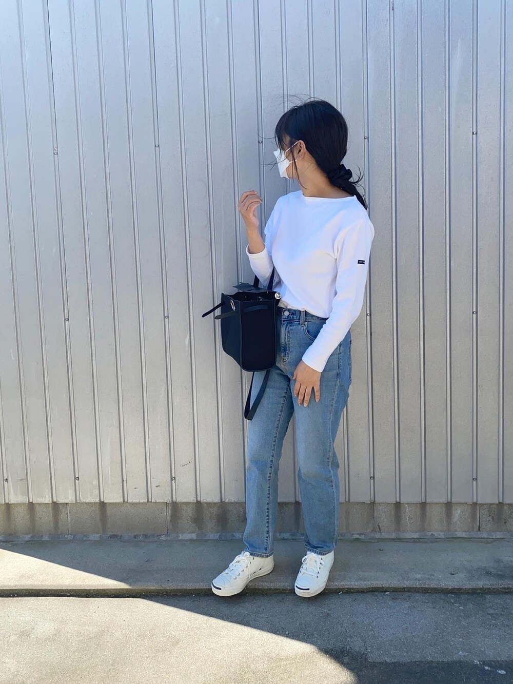 「デニム、スニーカー、韓国ファッション、韓国、カジュアルコーデ、jack purcell、saint james、ジャックパーセル、セントジェームス」｜「SAINT JAMESの【SAINT JAMES】OUESSANT SOLID（Tシャツ/カットソー、ホワイト系）」を使った、fullmoonさん（レディース・157cm）の秋コーディネートの2枚目の写真