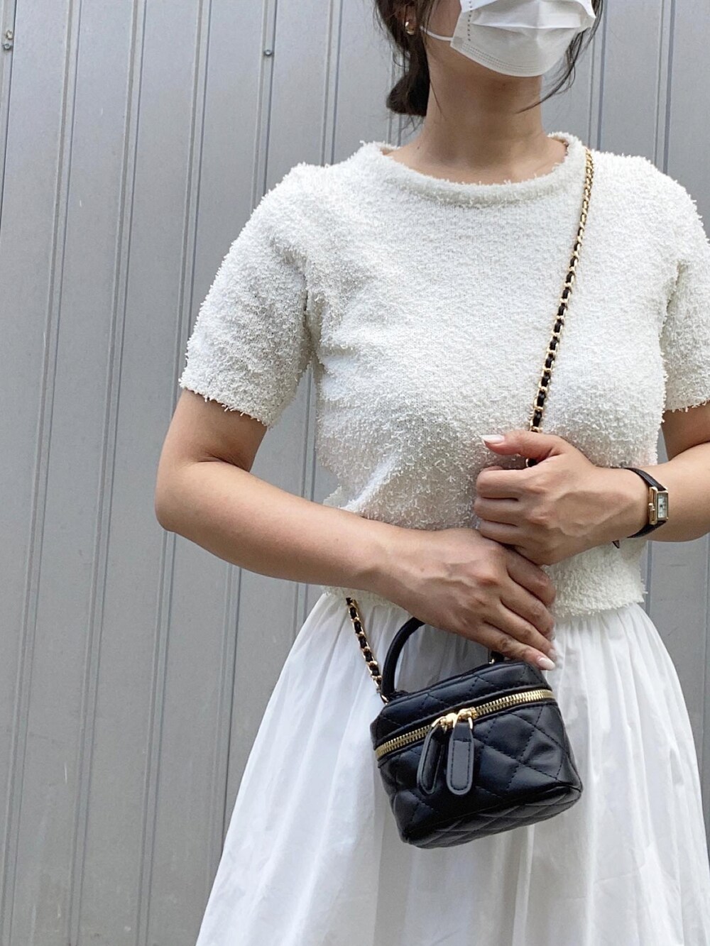 ホワイト系のTシャツ/カットソー、ブラック系のショルダーバッグ、ホワイト系のスカートを着用したレディースの秋コーディネートの2枚目の写真