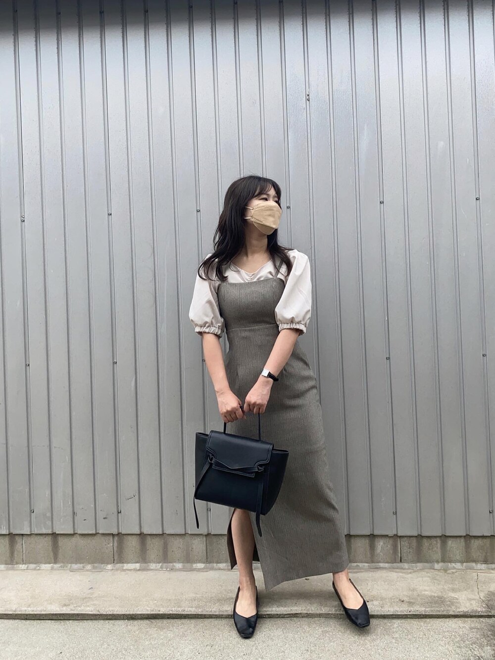 グレー系のワンピース、ブラック系のパンプス、ベージュ系のTシャツ/カットソーを着用したレディースの夏コーディネートの3枚目の写真