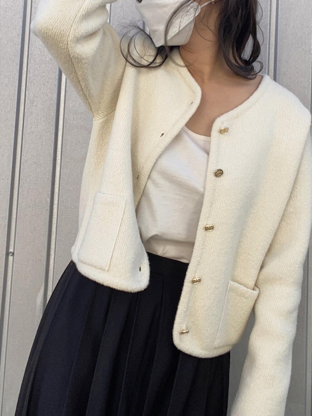 ホワイト系のノーカラージャケット、ブラック系のショルダーバッグ、ブラック系のバレエシューズを着用したレディースの秋コーディネートの2枚目の写真