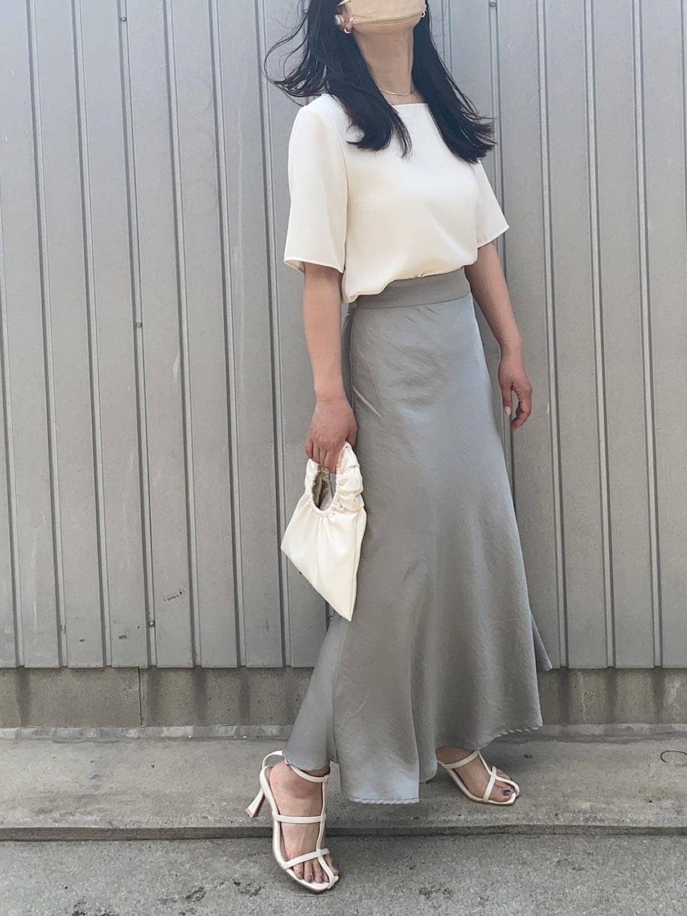 ベージュ系のシャツ/ブラウス、ホワイト系のハンドバッグ、グリーン系のスカートを着用したレディースの春コーディネートの3枚目の写真