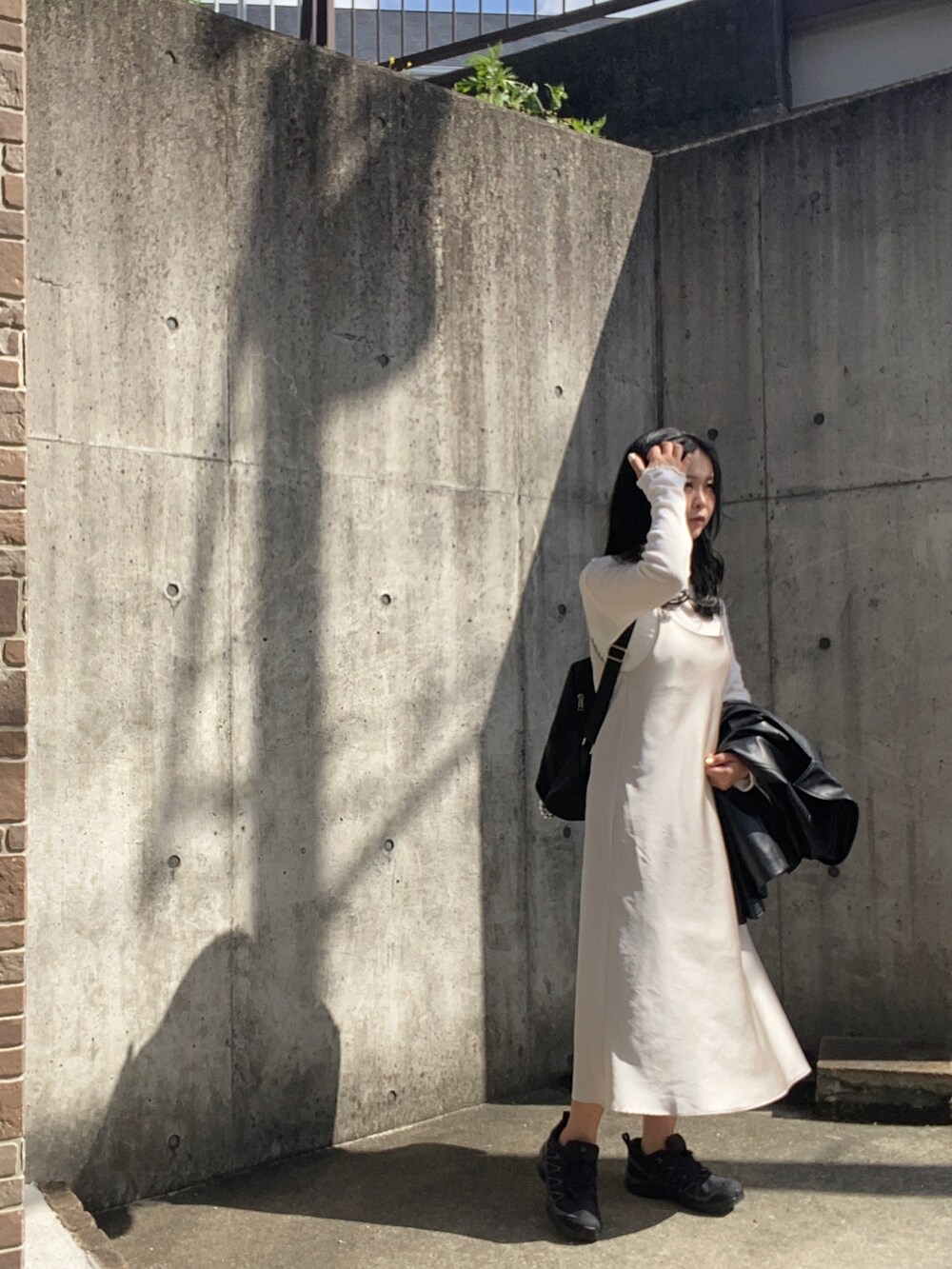 「韓国ファッション、韓国、レザージャケット、サテンワンピース、サロモン、SALOMON」｜「BEAUTY&YOUTH UNITED ARROWSのアイテム（ライダースジャケット、ブラック系）」を使った、fullmoonさん（レディース・157cm）の春コーディネートの2枚目の写真