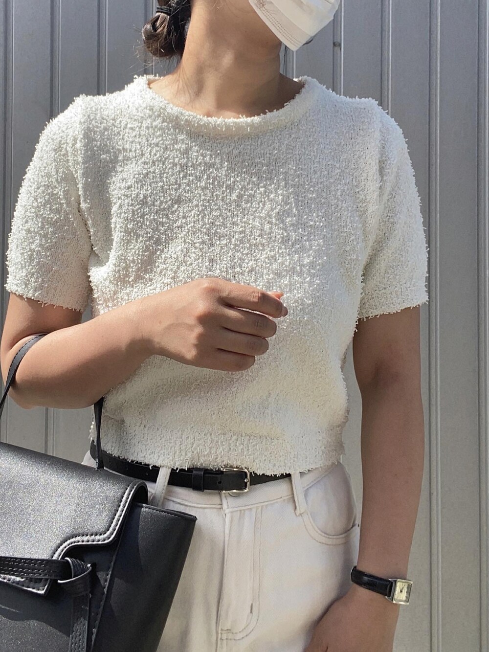 ブラック系のサンダル、ホワイト系のTシャツ/カットソー、ブラック系のアナログ腕時計を着用したレディースの夏コーディネートの3枚目の写真