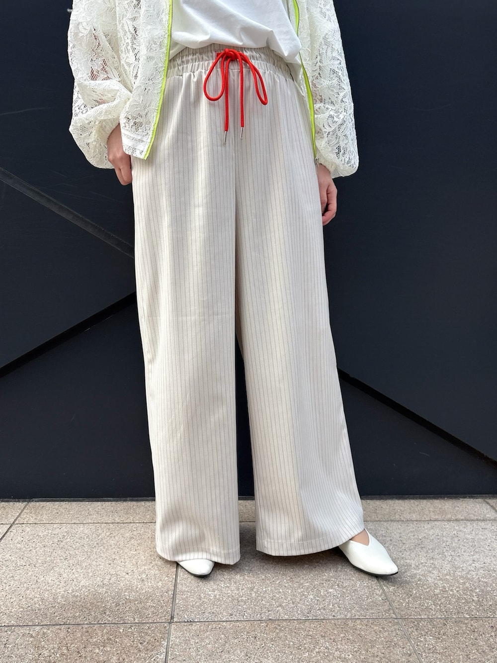 ホワイト系のTシャツ/カットソー、ホワイト系のブルゾン、ベージュ系のその他パンツを着用したレディースの春コーディネートの3枚目の写真