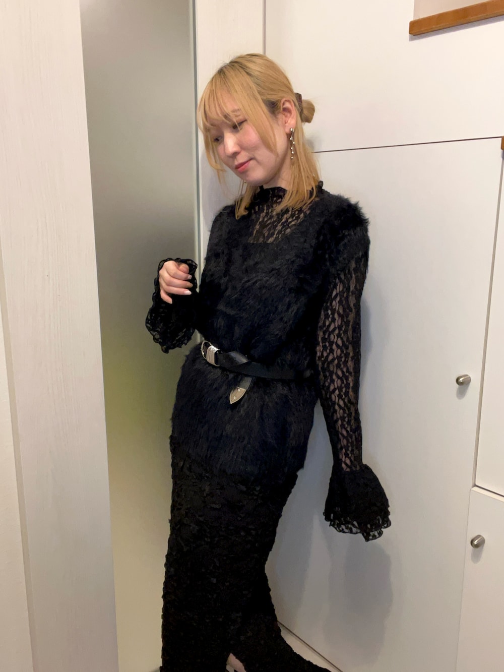 ブラック系のスカート、ブラック系のベスト、ブラック系のシャツ/ブラウスを着用したレディースの冬コーディネートの4枚目の写真