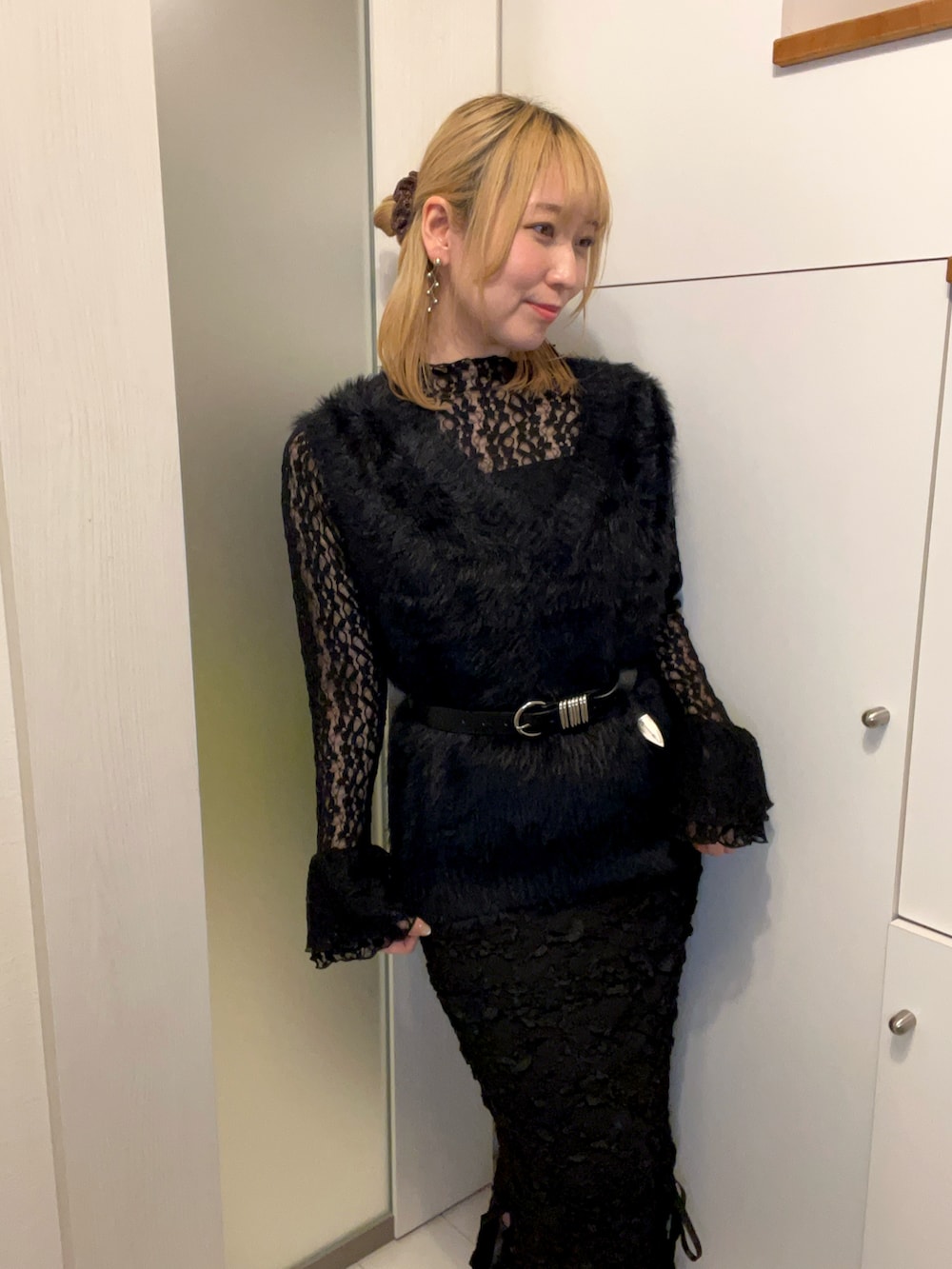 ブラック系のスカート、ブラック系のベスト、ブラック系のシャツ/ブラウスを着用したレディースの冬コーディネートの2枚目の写真