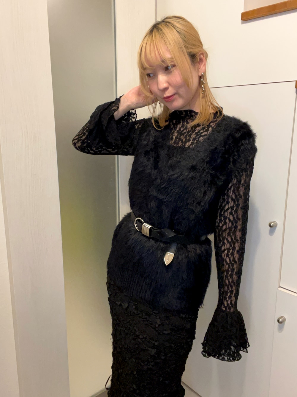 ブラック系のスカート、ブラック系のベスト、ブラック系のシャツ/ブラウスを着用したレディースの冬コーディネートの3枚目の写真