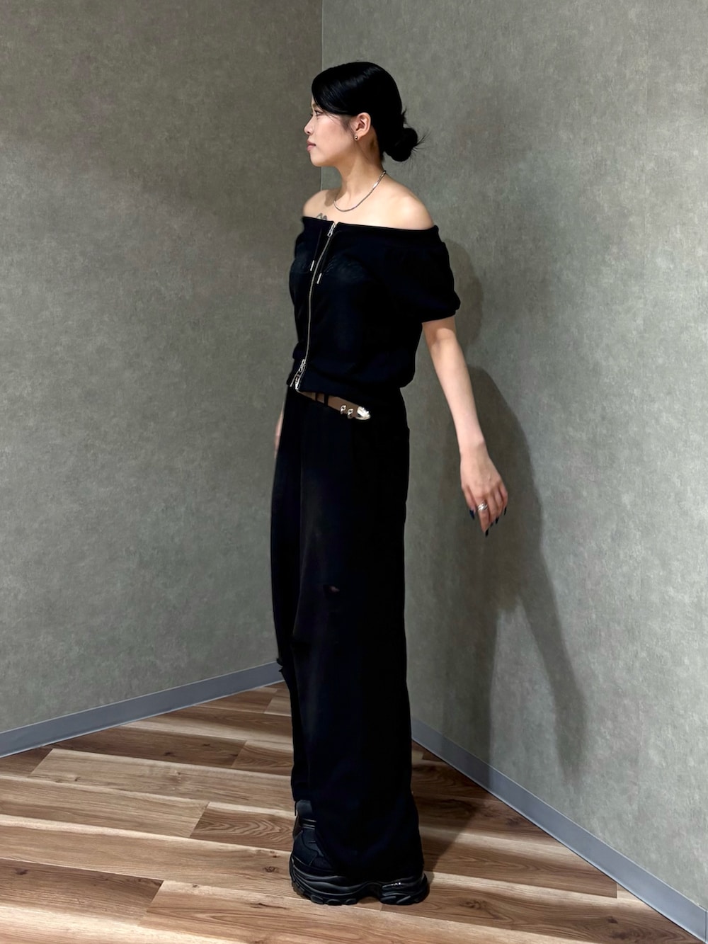 ブラック系のスウェットパンツ、ブラック系のスウェット、ブラック系のスニーカーを着用したレディースの夏コーディネートの2枚目の写真