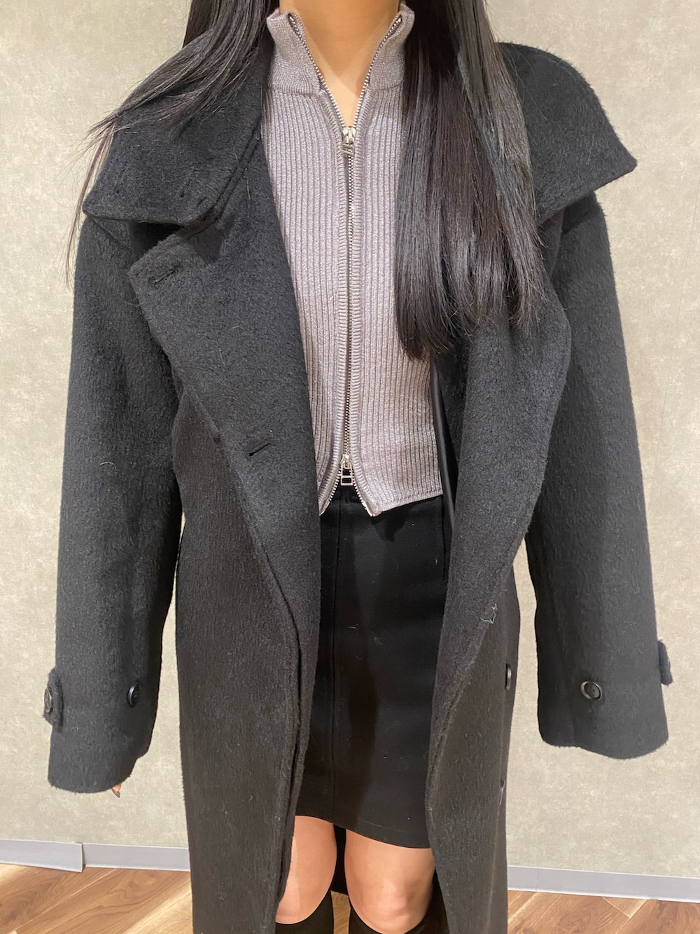 シルバー系のニット/セーター、ブラック系のブーツ、ブラック系のその他アウターを着用したレディースの冬コーディネートの5枚目の写真