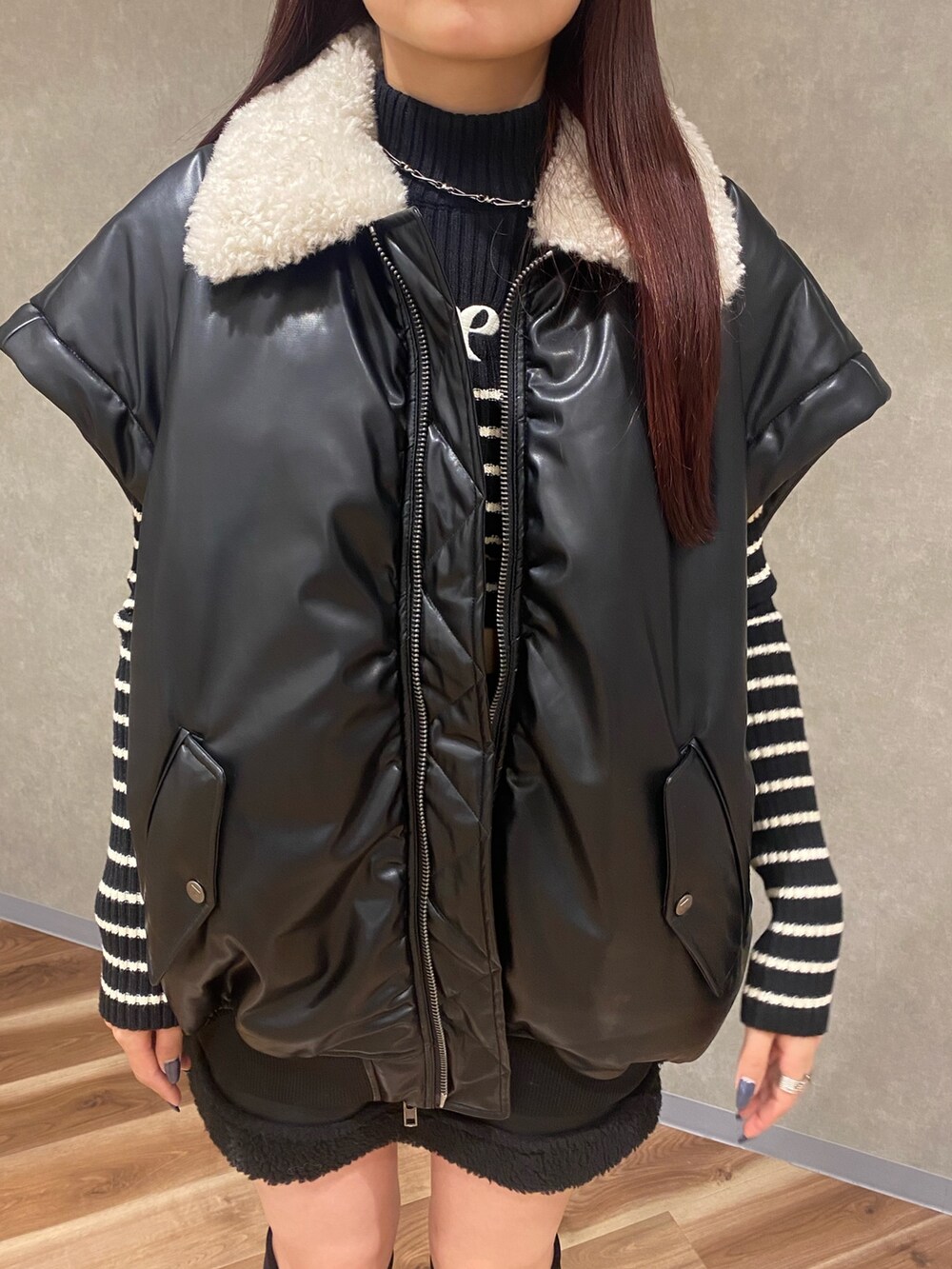 ブラック系のブルゾン、ブラック系のニット/セーター、ブラック系のスカートを着用したレディースの秋コーディネートの5枚目の写真