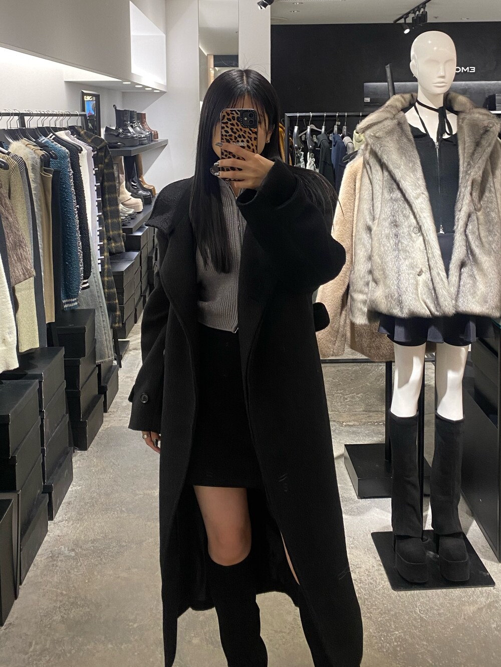 シルバー系のニット/セーター、ブラック系のブーツ、ブラック系のその他アウターを着用したレディースの冬コーディネートの8枚目の写真