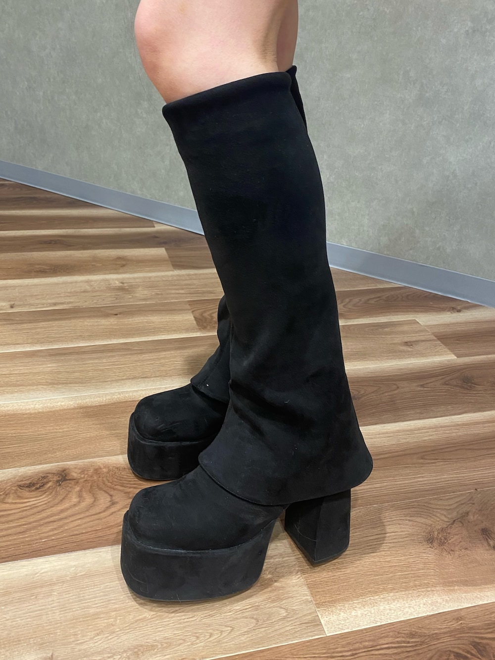 ブラック系のブルゾン、ブラック系のニット/セーター、ブラック系のスカートを着用したレディースの秋コーディネートの7枚目の写真