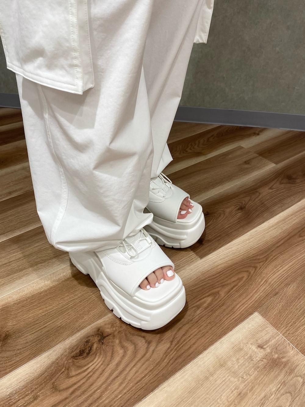 ホワイト系のタンクトップ、ホワイト系のその他パンツ、ホワイト系のサンダルを着用したレディースの夏コーディネートの7枚目の写真