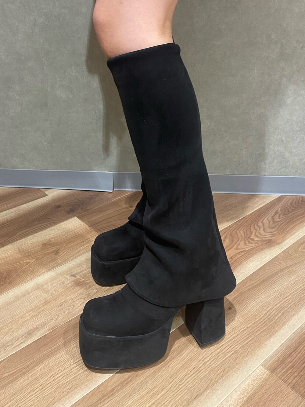 グレー系のブルゾン、ブラック系のニット/セーター、ブラック系のスカートを着用したレディースの秋コーディネートの8枚目の写真