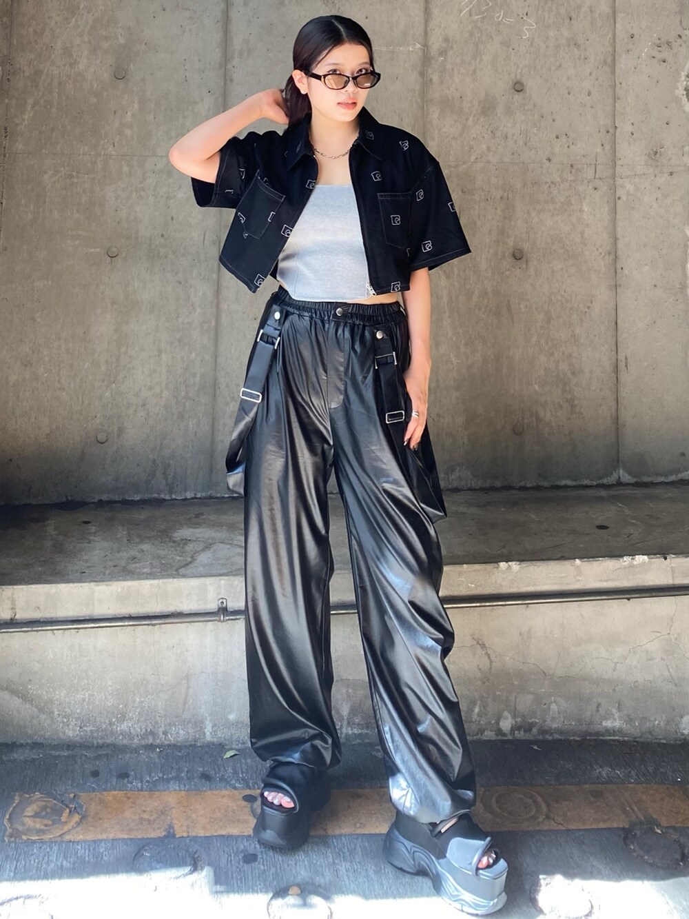 ブラック系のシャツ/ブラウス、グレー系のタンクトップ、ブラック系のサンダルを着用したレディースの夏コーディネートの2枚目の写真