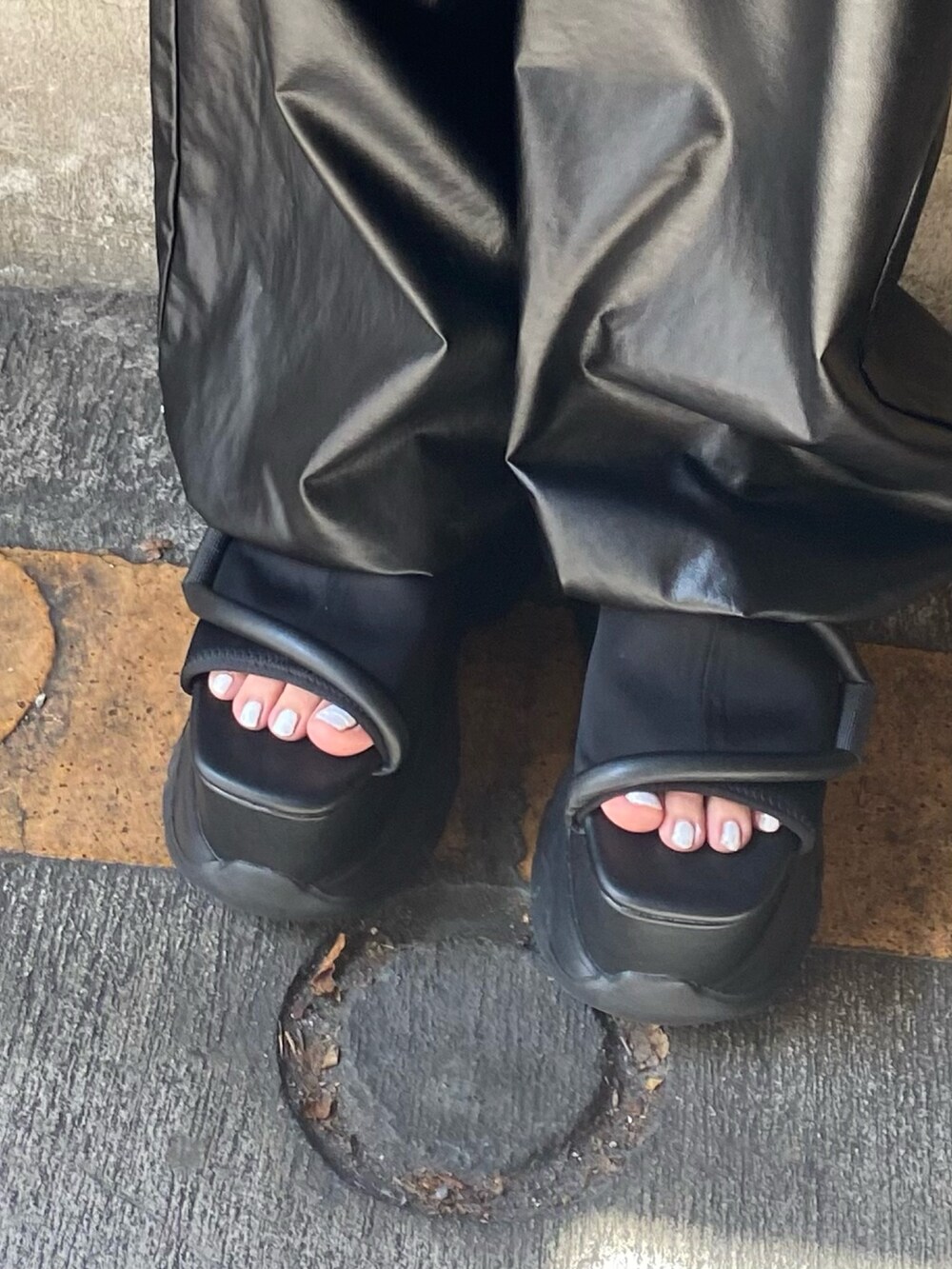 ブラック系のシャツ/ブラウス、グレー系のタンクトップ、ブラック系のサンダルを着用したレディースの夏コーディネートの7枚目の写真